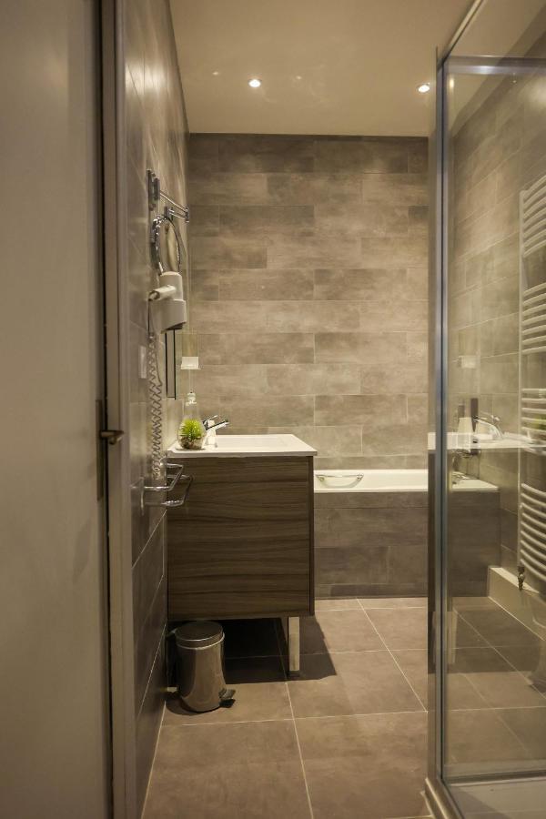 Hotel Le Chapon Fin Moissac Bagian luar foto