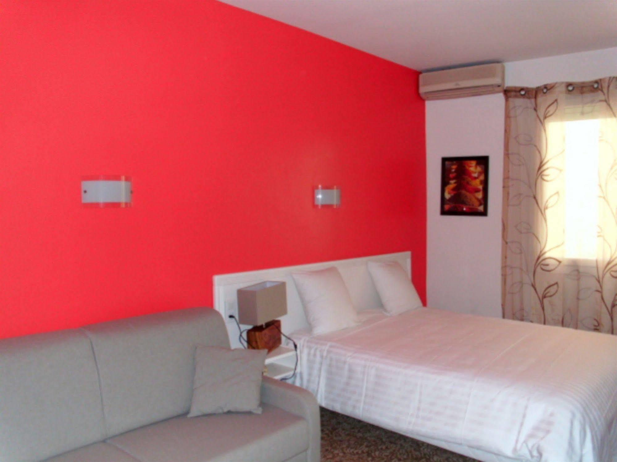 Hotel Le Chapon Fin Moissac Bagian luar foto