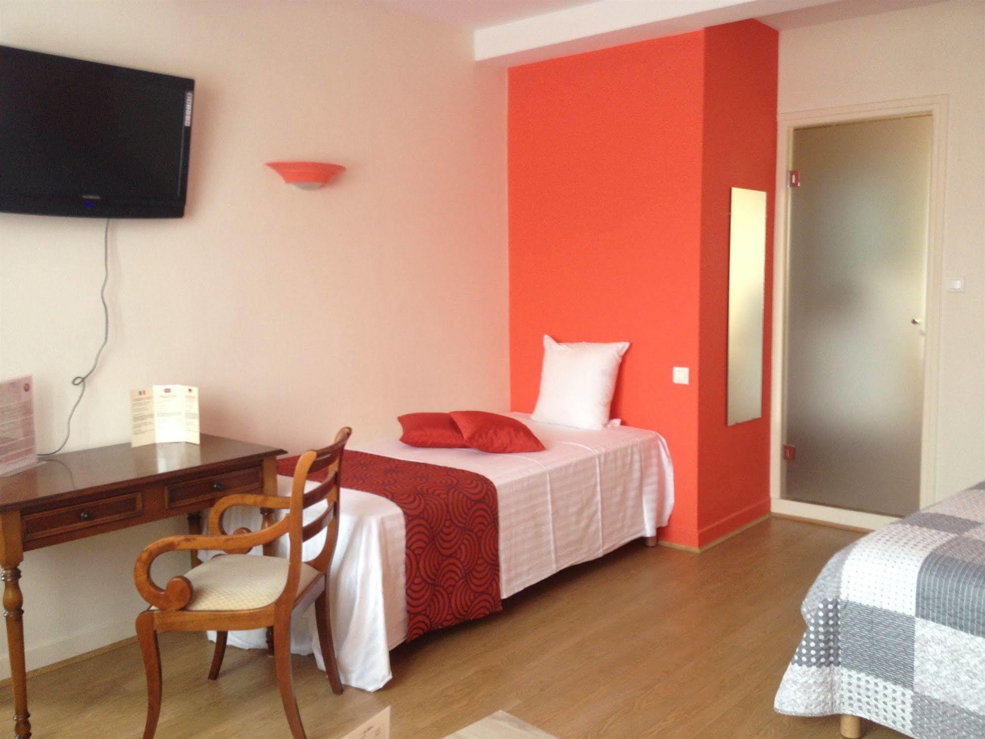 Hotel Le Chapon Fin Moissac Bagian luar foto