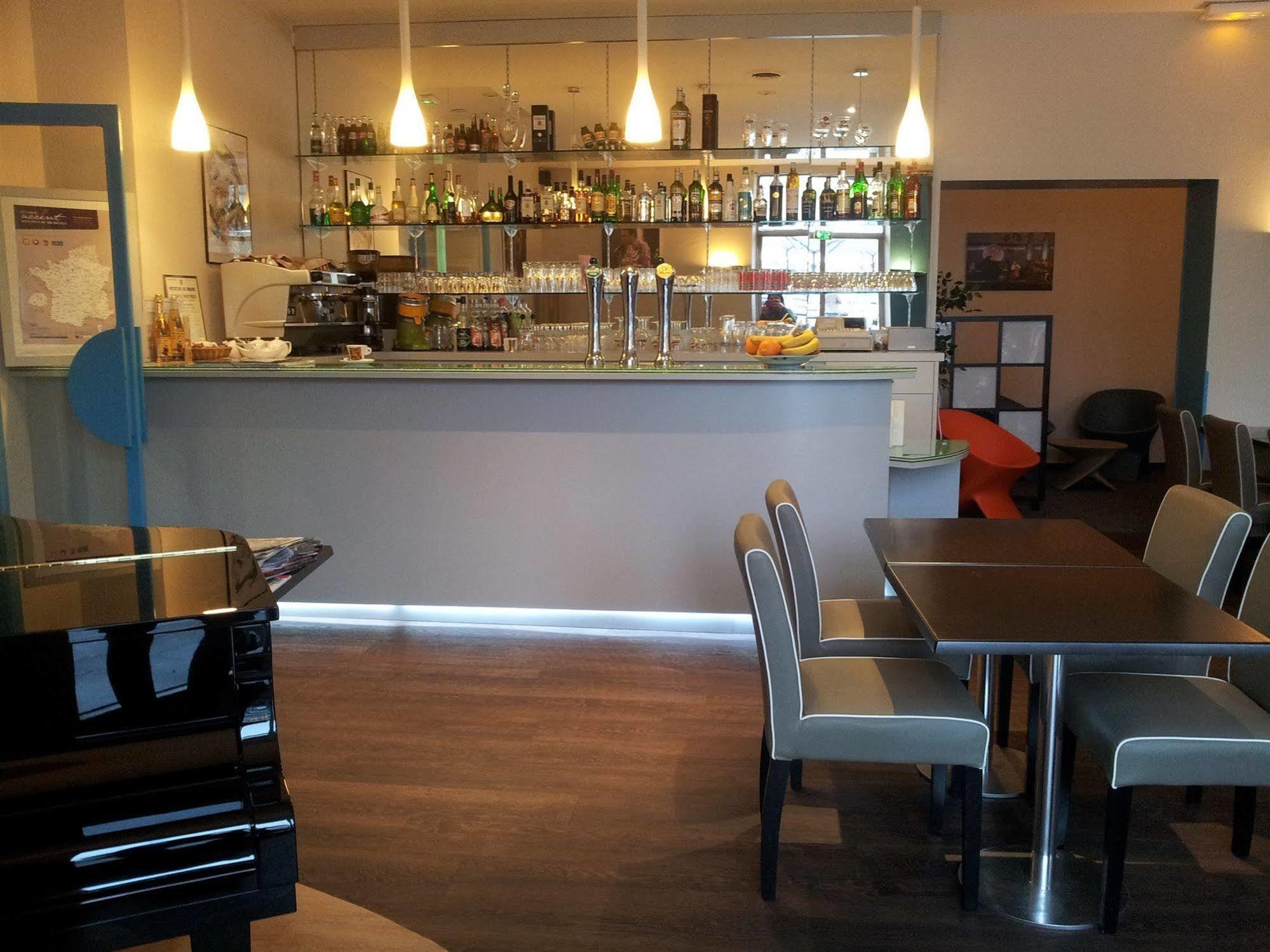 Hotel Le Chapon Fin Moissac Bagian luar foto