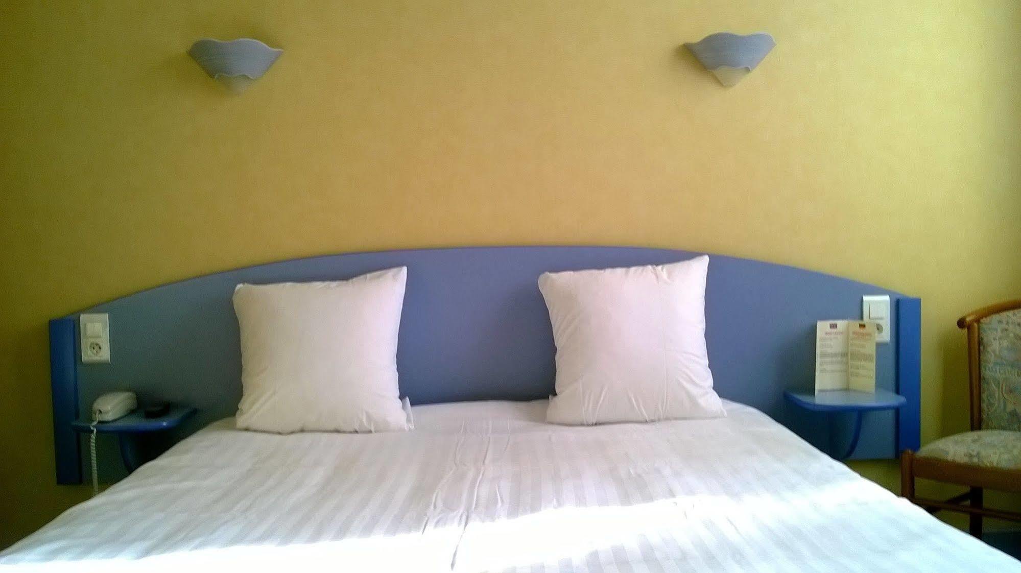 Hotel Le Chapon Fin Moissac Bagian luar foto