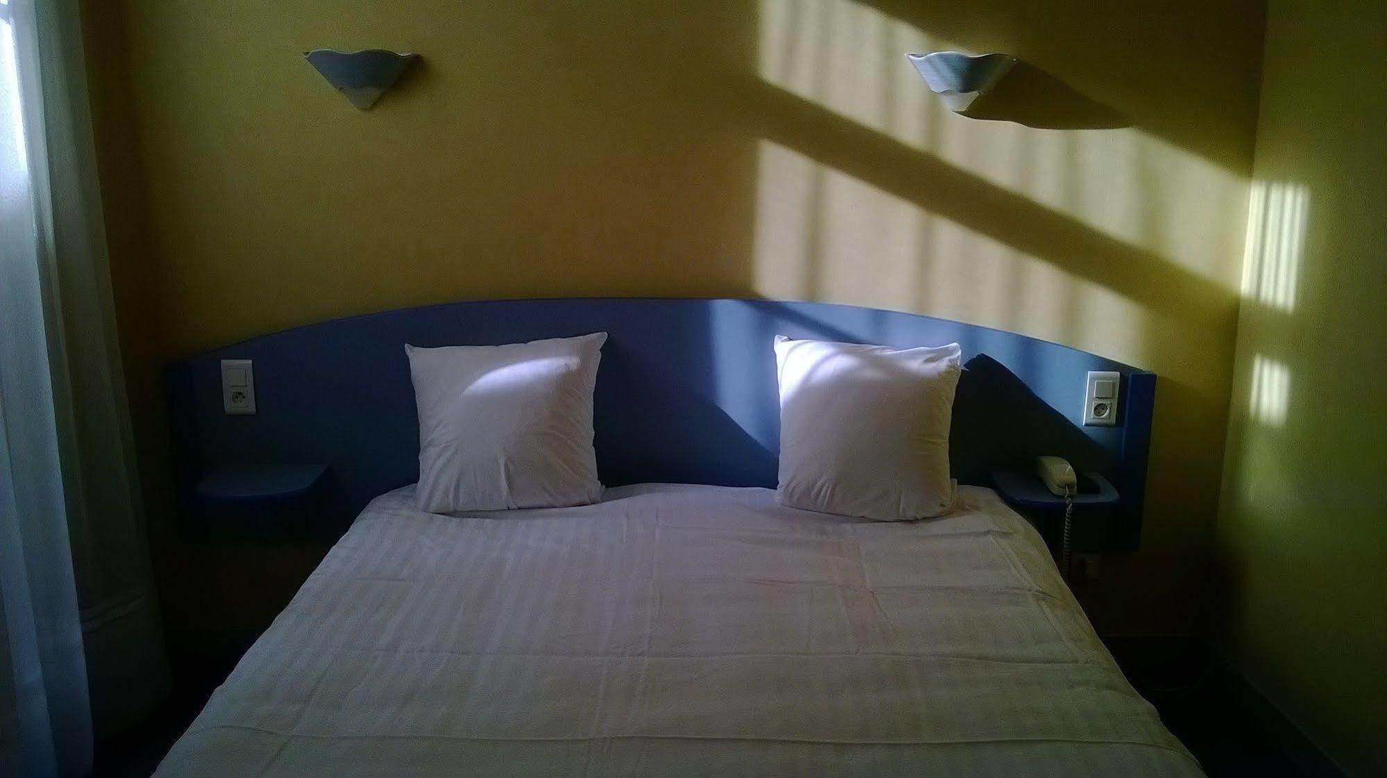 Hotel Le Chapon Fin Moissac Bagian luar foto