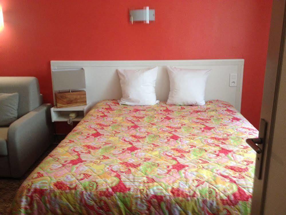 Hotel Le Chapon Fin Moissac Bagian luar foto