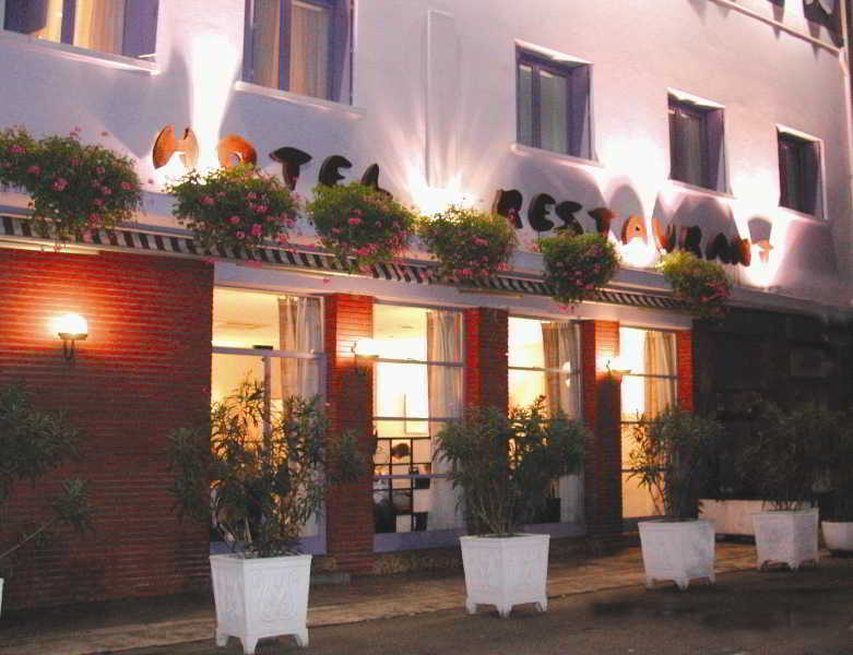 Hotel Le Chapon Fin Moissac Bagian luar foto