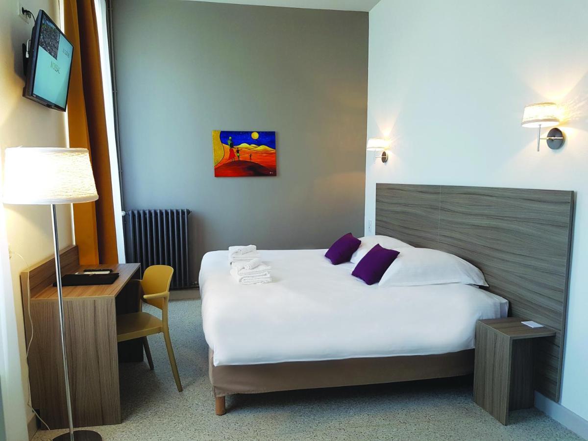 Hotel Le Chapon Fin Moissac Bagian luar foto